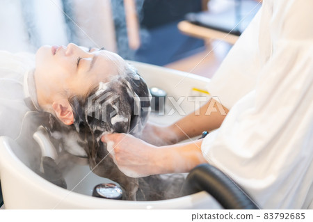 A woman who goes to a hair salon 83792685