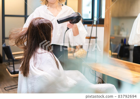 去理髮店的女人 83792694