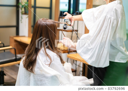 去理髮店的女人 83792696
