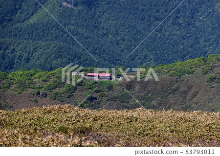 Tairapyo hut seen from the Joetsu border / Sennokurayama ridgeline Tairapyo hut seen from the Joetsu border / Sennokurayama ridgeline 83793011