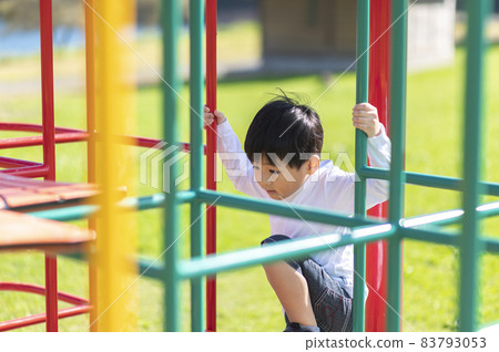 男孩在叢林健身房玩 83793053