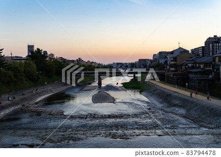 夕陽下閃耀的鴨川似乎不屬於世界 夕陽下閃耀的鴨川似乎不屬於世界 83794478