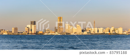 日出時的港未來,晨光中的橫濱沿海地區,清晨的橫濱海濱 日出時的港未來,晨光中的橫濱沿海地區,清晨的橫濱海濱 83795188