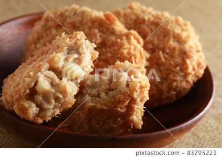 Freshly made croquette Freshly made croquette 83795221