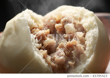 熱騰騰的肉包子 83795423