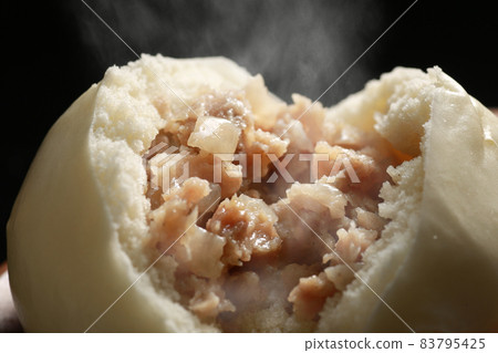 熱騰騰的肉包子 熱騰騰的肉包子 83795425