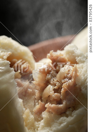熱騰騰的肉包子 83795426