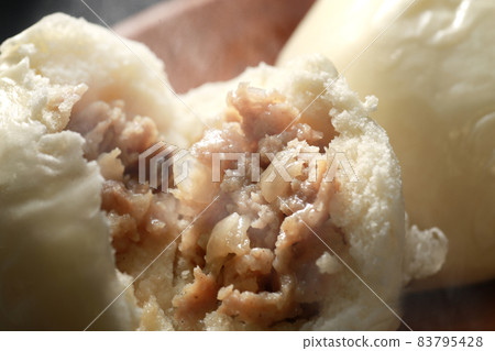 熱騰騰的肉包子 熱騰騰的肉包子 83795428