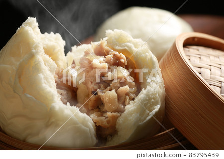 熱騰騰的肉包子 熱騰騰的肉包子 83795439