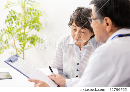 醫學圖像面對面的醫生和患者 83796765