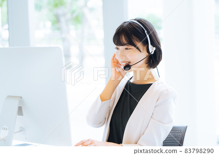 Female operator working at a call center 83798290