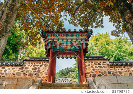 Chungnyeolsa Shrine at autumn in Tongyeong, Korea 83798725