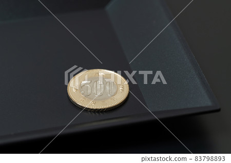 新 500 日元和更改托盤圖像 83798893