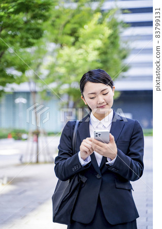 Women in suits Job hunting Recruit smartphones Women in suits Job hunting Recruit smartphones 83799131