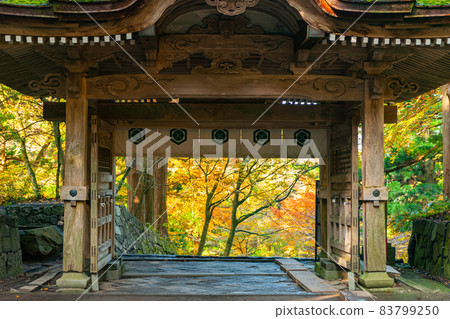 Autumn leaves at Ogamiyama Shrine Okumiya Autumn leaves at Ogamiyama Shrine Okumiya 83799250