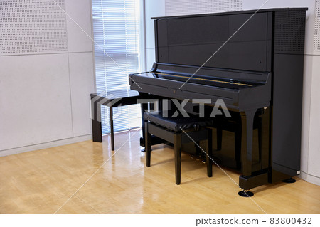 Unmanned piano room and piano 83800432