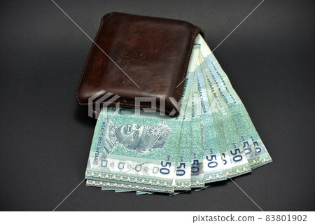 Several pieces of Malaysian Ringgit and a old wallet Several pieces of Malaysian Ringgit and a old wallet 83801902