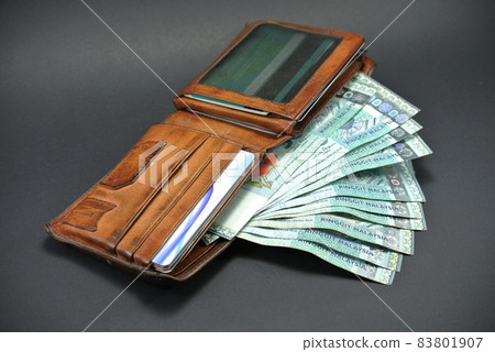 Several pieces of Malaysian Ringgit and a old wallet Several pieces of Malaysian Ringgit and a old wallet 83801907