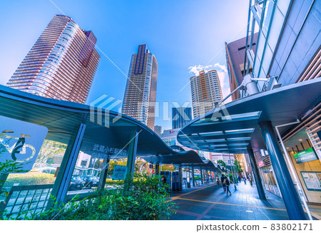 俯瞰武藏小杉塔公寓和武藏小杉站的日本川崎市景 83802171