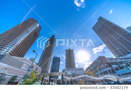俯瞰武藏小杉塔公寓和武藏小杉站的日本川崎市景 83802174