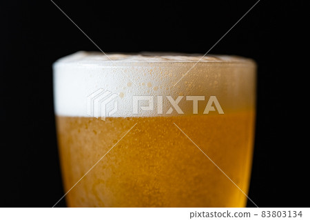 啤酒倒入一杯 啤酒倒入一杯 83803134