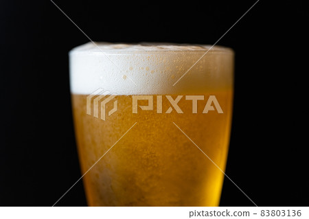 啤酒倒入一杯 啤酒倒入一杯 83803136