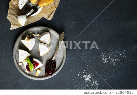 Camembert Cheese 83804033