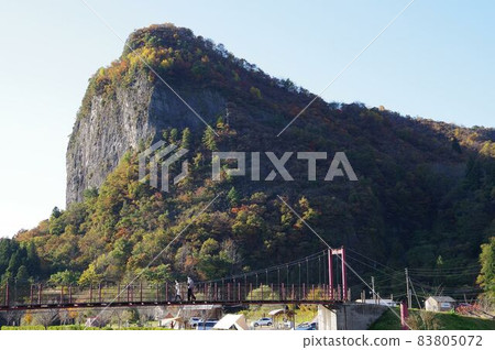 Rock wall of Yagigahana in late autumn, Shimoda, Sanjo City 83805072