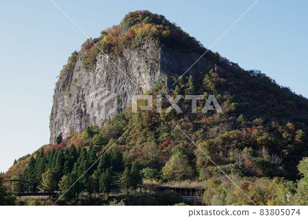 三條市下田市深秋八木花岩壁 83805074