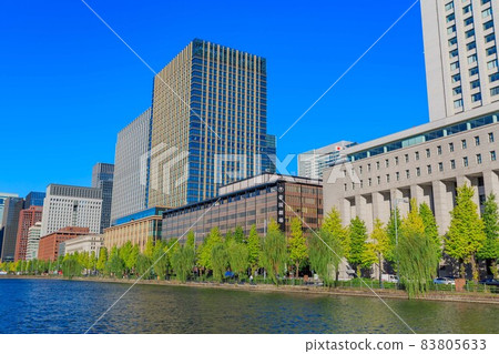 千代田區、東京日比谷護城河和建築物的城市景觀 83805633