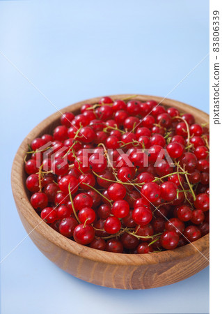 Fresh red currant in wooden bowl on dark table 83806339
