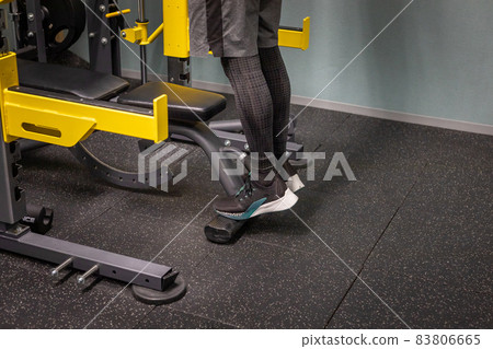 男子在健身房訓練 83806665