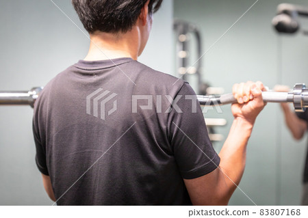 一個男人用槓鈴桿檢查表格 一個男人用槓鈴桿檢查表格 83807168