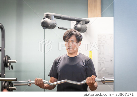 一個男人用槓鈴桿檢查表格 一個男人用槓鈴桿檢查表格 83807171