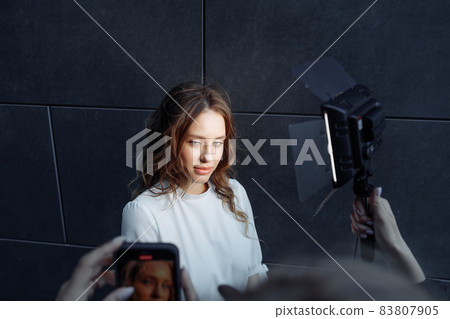 Bloggers are interviewed and broadcast live. Bloggers are interviewed and broadcast live. 83807905