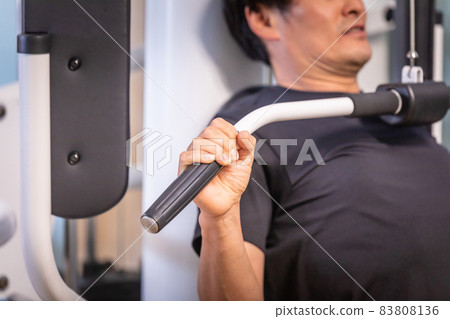 一個男人在健身房使用拉力機 83808136