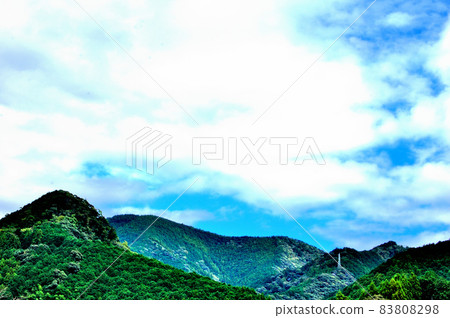 Autumn sky in the mountains 83808298