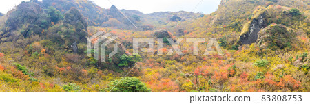 雲仙山的紅葉全景從山間小徑看[長崎縣雲仙市] 83808753