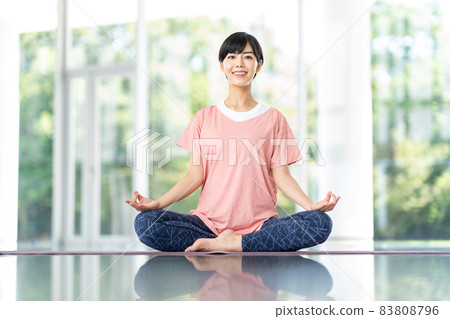 做瑜伽的年輕女子。 (冥想) 做瑜伽的年輕女子。 (冥想) 83808796
