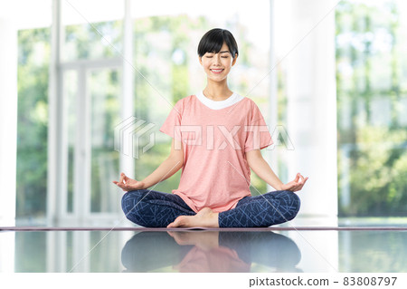 做瑜伽的年輕女子。 (冥想) 做瑜伽的年輕女子。 (冥想) 83808797