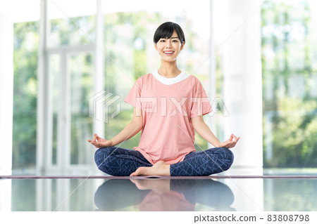 做瑜伽的年輕女子。 (冥想) 做瑜伽的年輕女子。 (冥想) 83808798