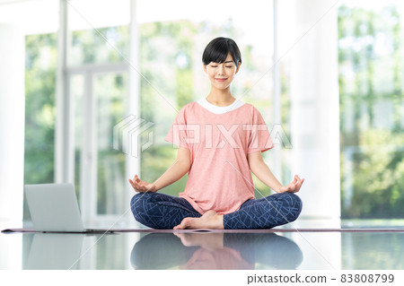 一名年輕女子在做在線瑜伽。 (冥想) 一名年輕女子在做在線瑜伽。 (冥想) 83808799