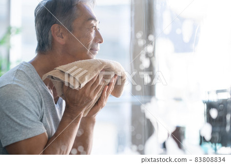 Middle-aged men doing skin care 83808834