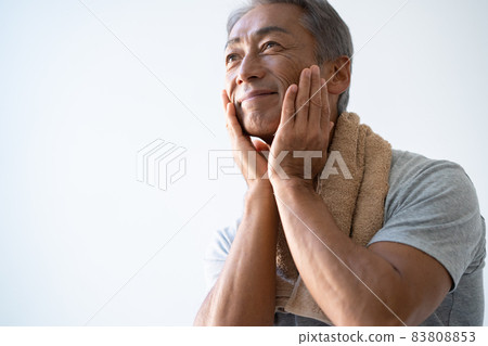 Middle-aged men doing skin care Middle-aged men doing skin care 83808853