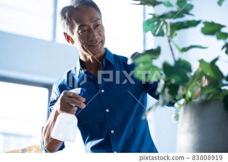 中年男子園藝澆水觀葉植物 83808919