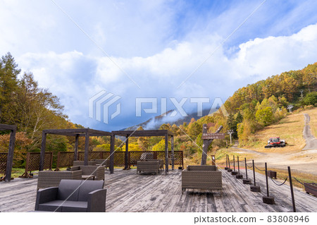 長野縣阿智村天堂園原休息區,帶木甲板和沙發 長野縣阿智村天堂園原休息區,帶木甲板和沙發 83808946