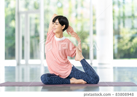 做瑜伽的年輕女子。 做瑜伽的年輕女子。 83808948