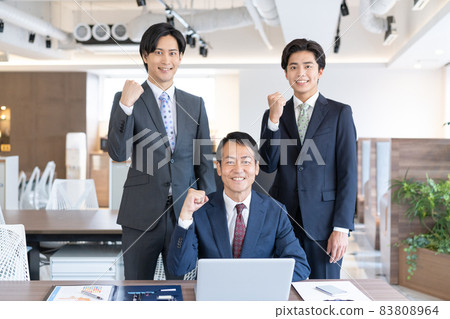 三位寫字樓商人合影合作:WEEK Shibadaimon(Sun Frontier Fudousan) 三位寫字樓商人合影合作:WEEK Shibadaimon(Sun Frontier Fudousan) 83808964