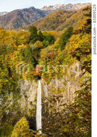 Direct waterfall and autumnal mountains 83809129