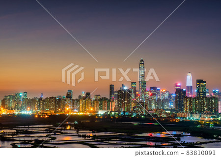 從香港眺望遠處的深圳市區 從香港眺望遠處的深圳市區 83810091